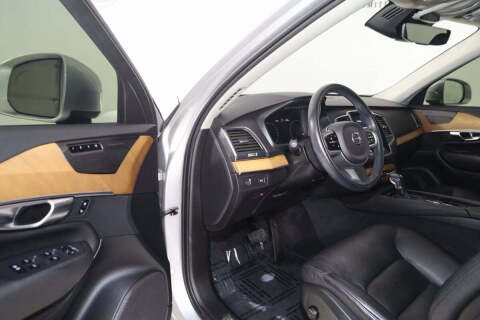 2022 Volvo XC90 T6 Momentum 7-Passenger