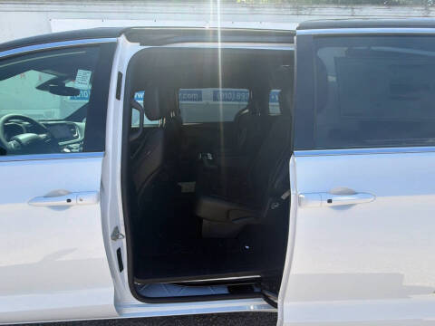 2027 Chrysler Pacifica Select