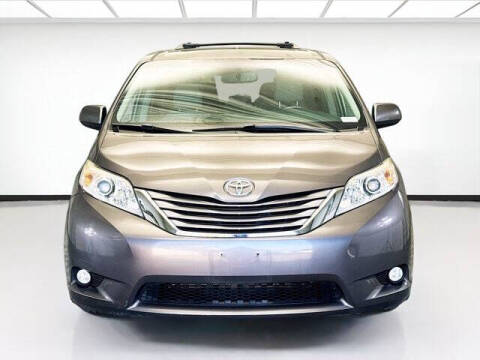 2017 Toyota Sienna XLE 7-Passenger Auto Access Seat