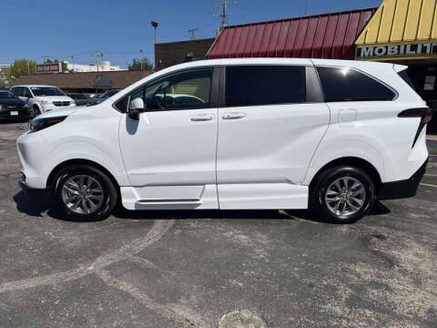 2025 Toyota Sienna LE 8-Passenger