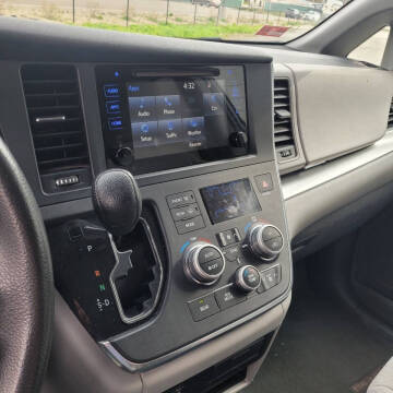 2015 Toyota Sienna LE 8-Passenger