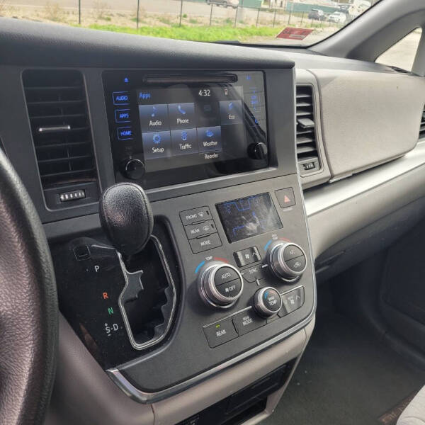 2015 Toyota Sienna LE 8-Passenger
