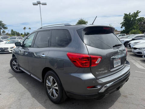 2018 Nissan Pathfinder SV