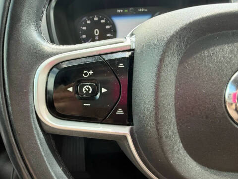 2020 Volvo XC90 T6 Momentum 6-Passenger