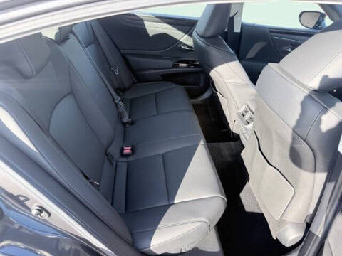 2025 Lexus ES 300h F SPORT Design