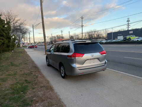 2014 Toyota Sienna LE 8-Passenger