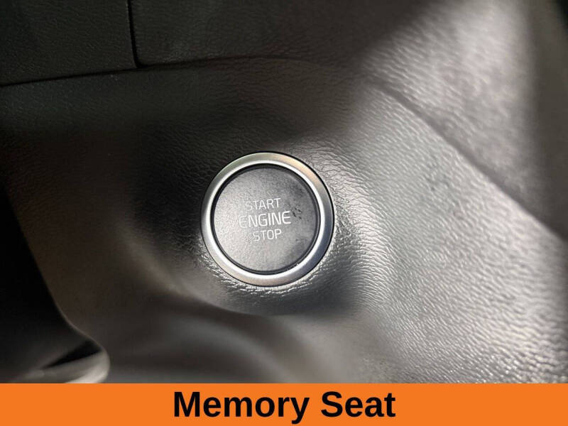 2024 Volvo XC40 B5 Ultimate Dark Theme