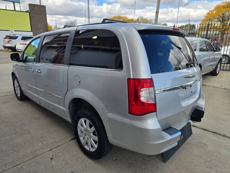 2011 Chrysler Town and Country Touring-L