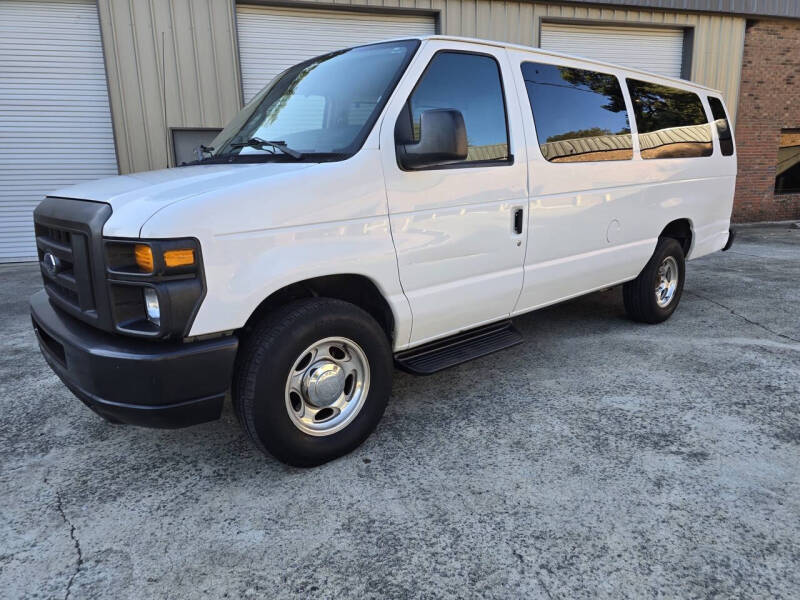 2010 Ford E-Series Econoline Wagon XLT photo 5