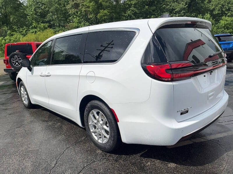 2027 Chrysler Pacifica Select