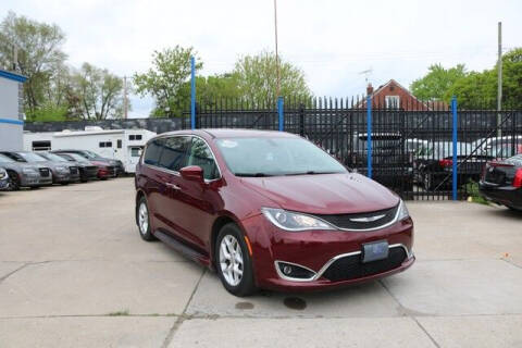 2018 Chrysler Pacifica for sale at F & M AUTO SALES in Detroit MI