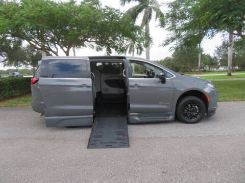 2024 Chrysler Pacifica Touring L