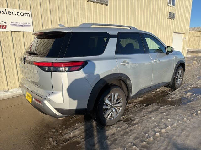 2025 Nissan Pathfinder SL