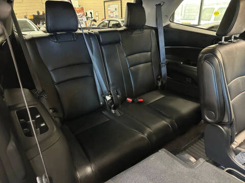 2021 Honda Pilot Touring w/Rear Captain's Chairs