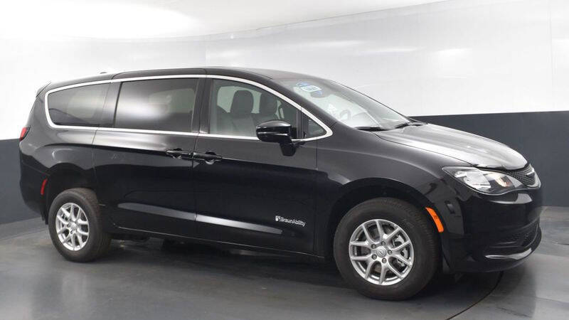 2025 Chrysler Voyager LX