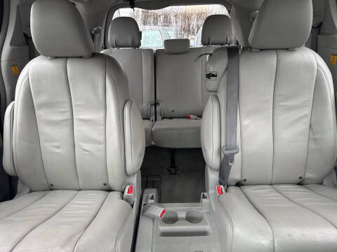 2012 Toyota Sienna XLE 7-Passenger Auto Access Seat