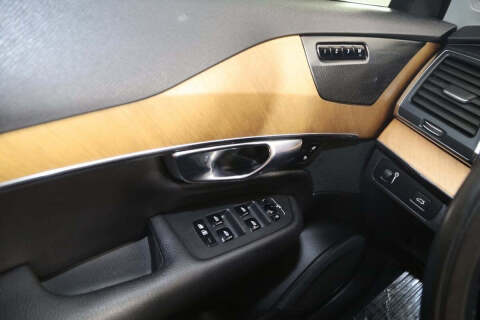 2022 Volvo XC90 T6 Momentum 7-Passenger