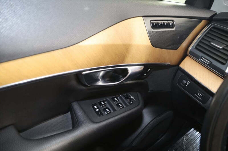 2022 Volvo XC90 T6 Momentum 7-Passenger