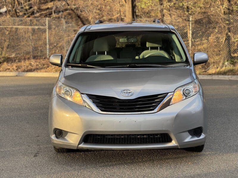 2013 Toyota Sienna LE 8-Passenger