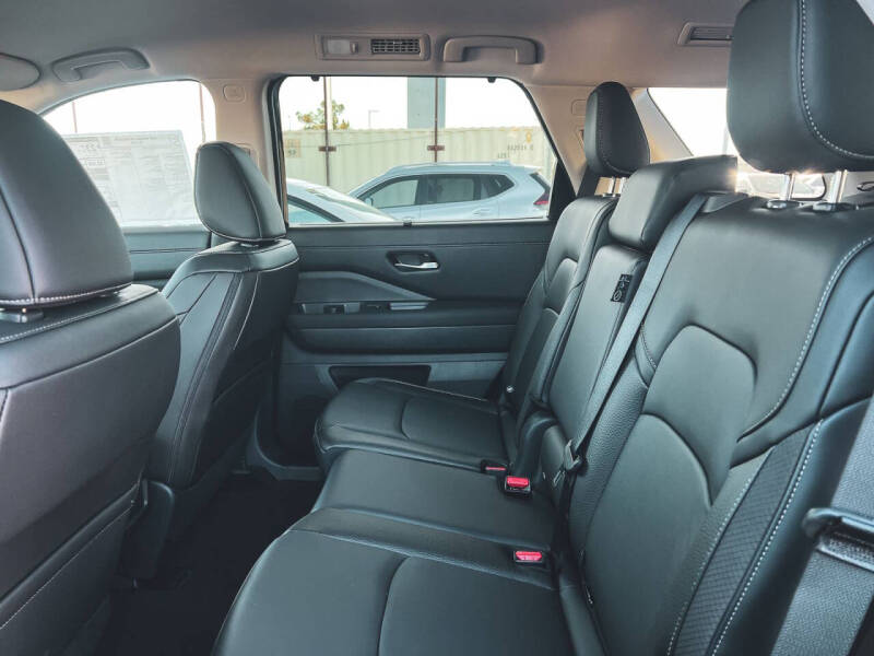 2025 Nissan Pathfinder SL