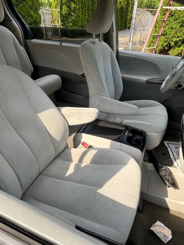 2014 Toyota Sienna LE 8-Passenger