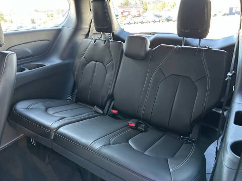 2025 Chrysler Voyager LX