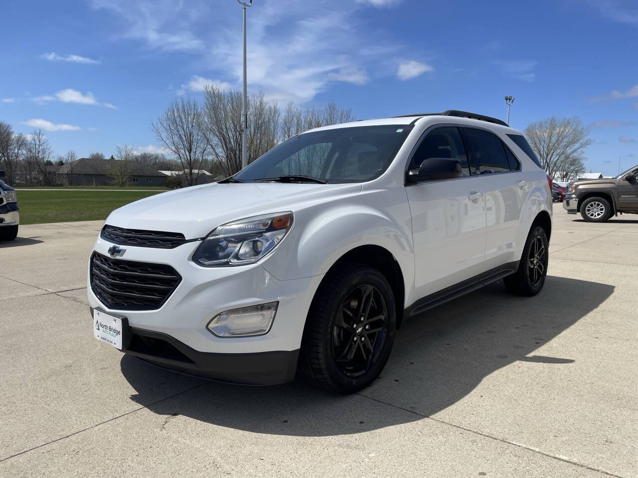 2017 Chevrolet Equinox LT photo 2
