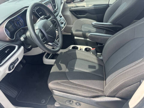 2022 Chrysler Voyager LX