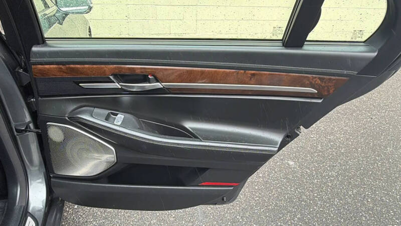 2017 Genesis G90