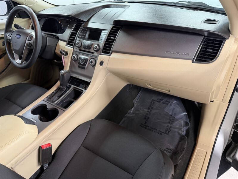 2016 Ford Taurus SE