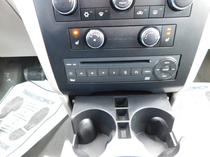 2010 Volkswagen Routan SE