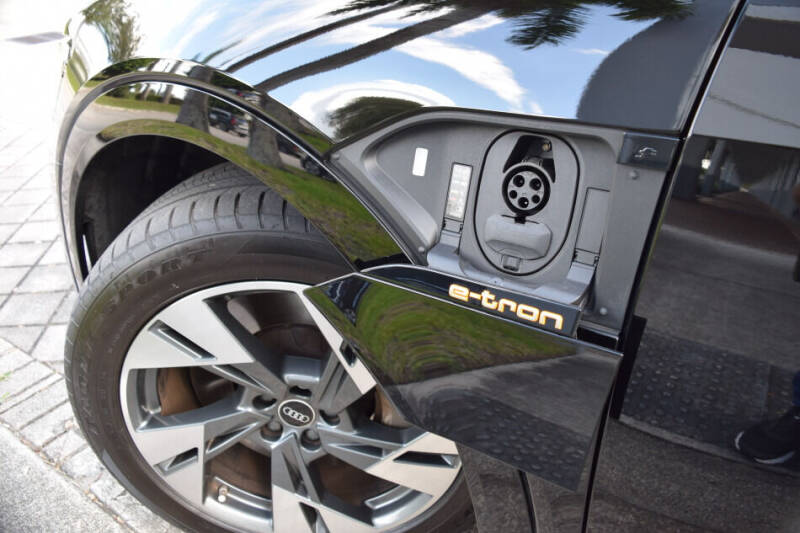 2022 Audi e-tron quattro Premium