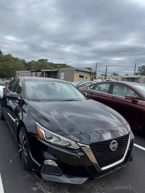 2019 Nissan Altima SR's photo