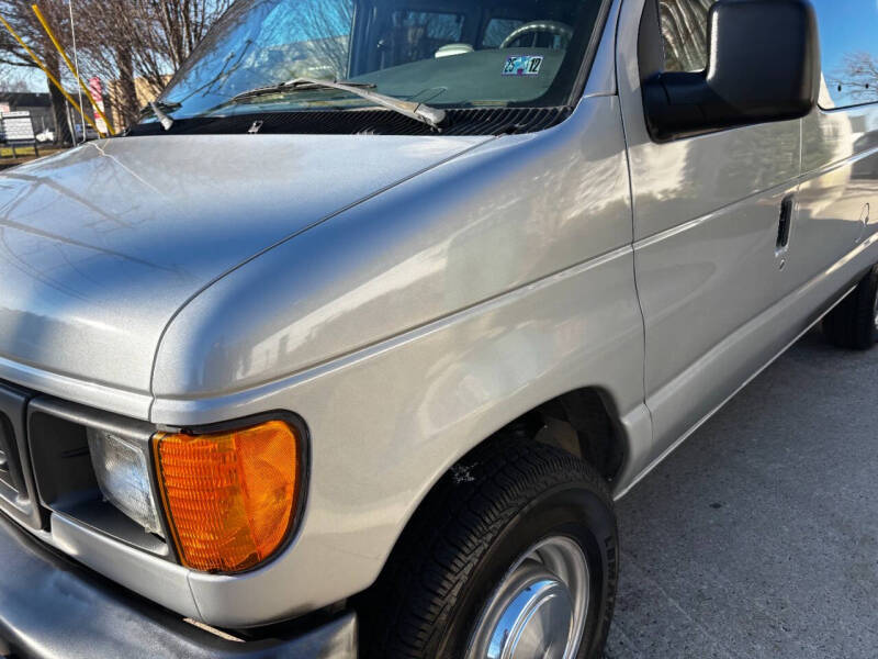 2005 Ford Econoline Wagon XL photo 13