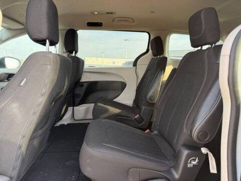 2022 Chrysler Voyager LX