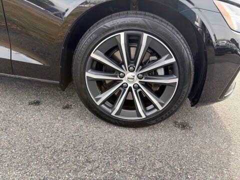 2022 Volvo S60 B5 Momentum