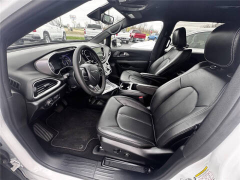 2025 Chrysler Pacifica Select