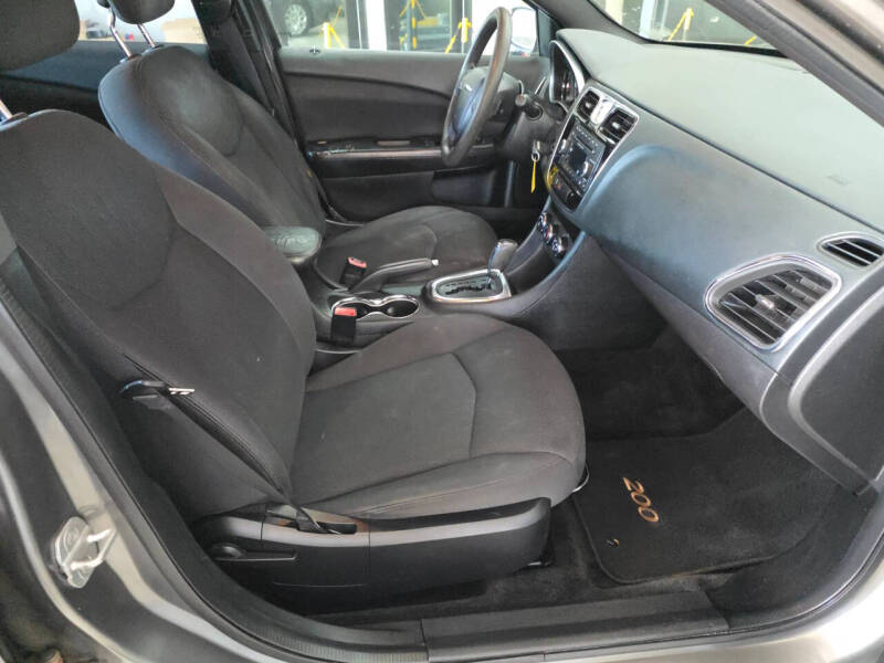 2013 Chrysler 200 LX