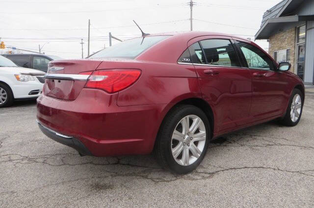 2013 Chrysler 200 Touring photo 2