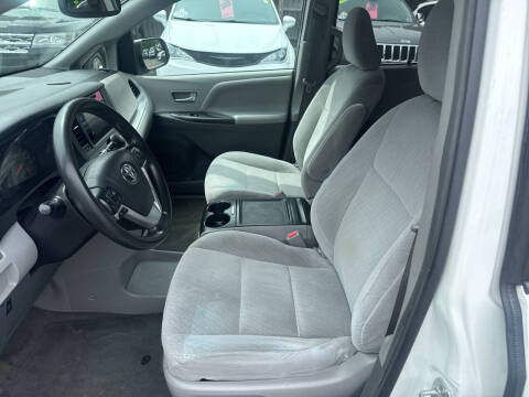 2017 Toyota Sienna LE 8-Passenger