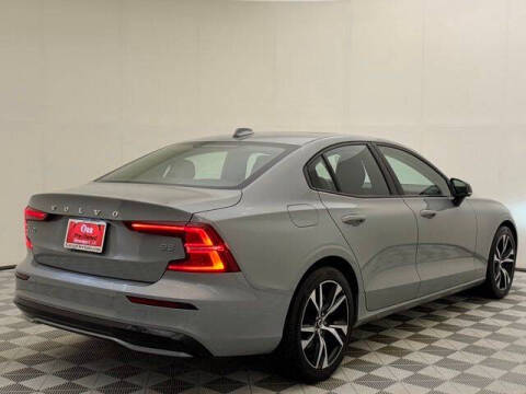 2024 Volvo S60 B5 Core Dark Theme