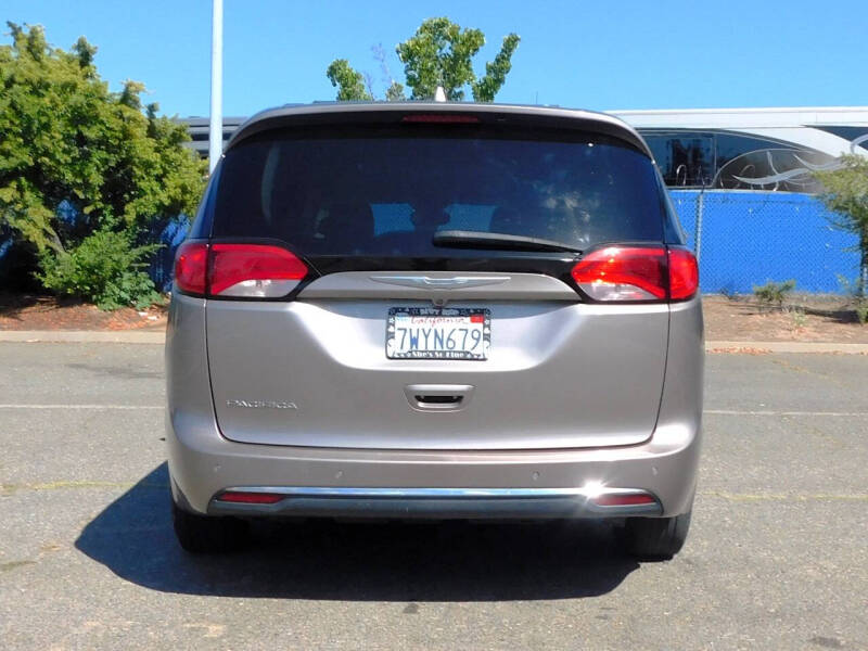 2017 Chrysler Pacifica Touring-L