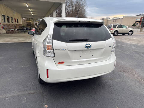 2014 Toyota Prius v Five
