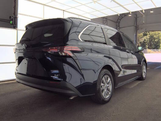 2022 Toyota Sienna LE 8-Passenger