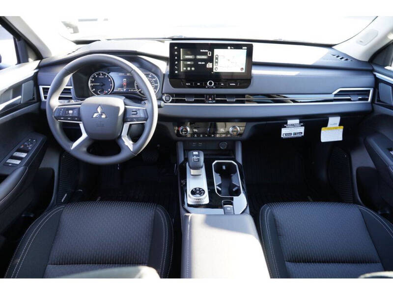 2025 Mitsubishi Outlander ES