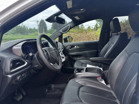 2025 Chrysler Pacifica Select