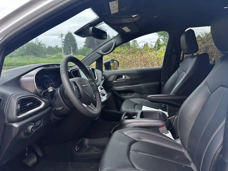 2025 Chrysler Pacifica Select
