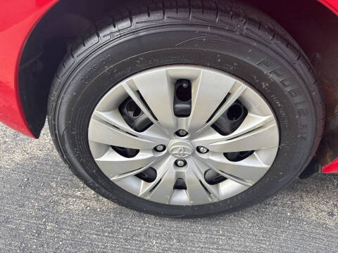 2013 Toyota Yaris 5-Door LE