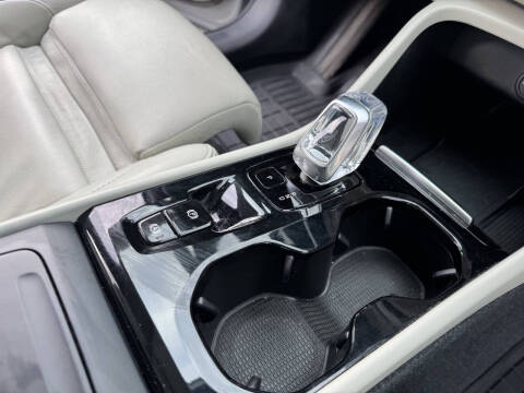 2024 Volvo XC40 B5 Plus Bright Theme