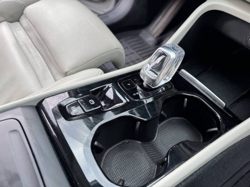 2024 Volvo XC40 B5 Plus Bright Theme